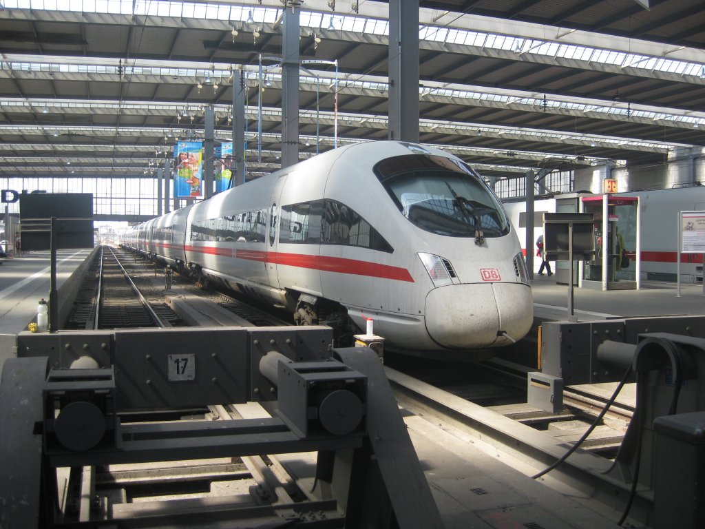 Dieser ICE T stand am 24.08.2011 in Mnchen Hbf. Sorry, dass der ICE T ganz unten ein bisschen verdeckt ist.