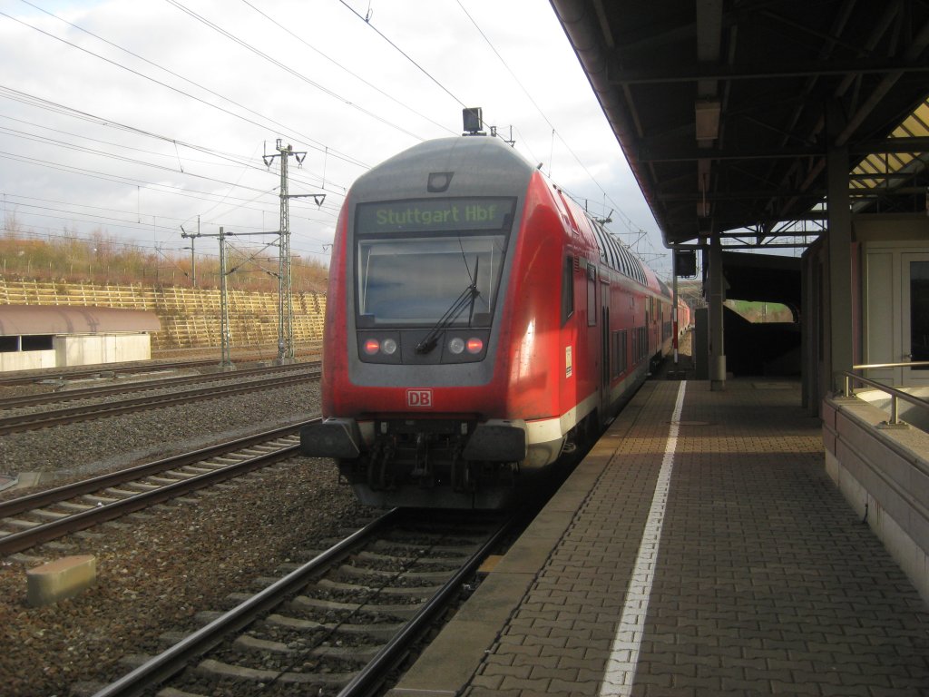 Dieser IRE war am 04.01.2012 als IRE 4909 Karlsruhe Hbf - Stuttgart Hbf unterwegs. Ich nahm ihn von hinten den Steuerwagen auf bei der Ausfahrt von Vaihingen (Enz). Der nchte Halt ist auch der Endhalt und heit Stuttgart Hbf. Vaihingen (Enz), 04.01.2012.