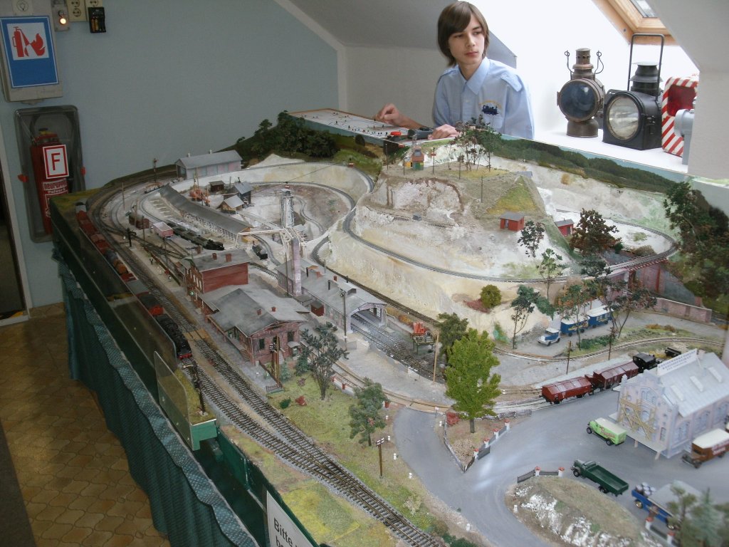 Dieser junge Modellbahnfreund war auf der Sassnitzer H0-Anlage fr Diesen Teil der Anlage zustndig.Aufgenommen am 29.Dezember 2012.