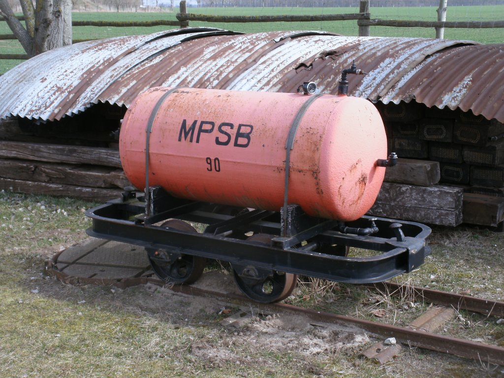 Dieser kleine Behlterwagen fhrt auf 600mm Spurweite und ist bei der Schwichtenberger Museumsbahn im Einsatz.Aufgenommen am 13.April 2013.
Kleine Info zur Schwichtenberger Museumsbahn.Die Schmalspurbahn hat eine Spurweite von 600 mm und befindet sich zwischen Friedland und Ferdinandshof(in Mecklenburg-Vorpommern)hat eine Lnge von knapp 2,6km.Die Bahn wurde 1998 wieder aufgebaut.Die Bahn selber ist nur ein kleines Stck von der gesamten MPSB die eine Gesamtlnge von ber 200km hatte.