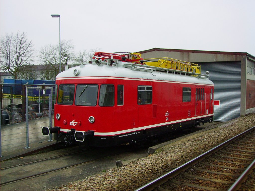 Dieser kleine hbsche Turmtriebwagen, welcher die Nummer 480 der AVG trgt, steht sich seit einiger Zeit im Bahnhof Ettlingen Stadt die Fe platt. So gesehen am 27.03.2013 am Nachmittag als die Sonne leider schon verschwunden war.