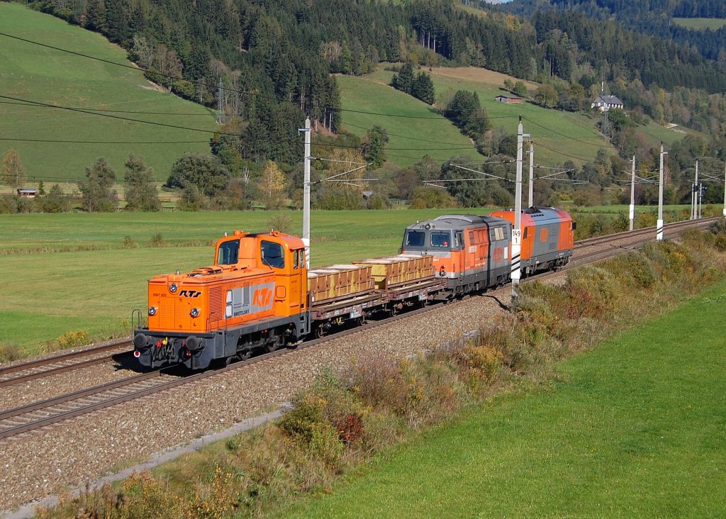 Dieser kurze RTS-Bauzug beinhaltete drei verschiedene
Dieselloktypen am war am 04.10.2010 bei Rottenmann zu sehen.
Schlussfahrzeug war die 2067 023.