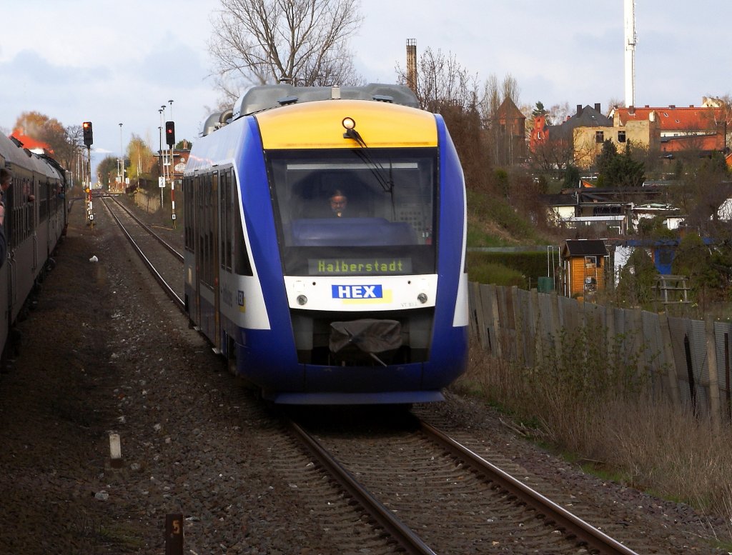Dieser LINT 27-Triebwagen des  Harz-Elbe-Express  aus Blankenburg kommend, verursachte am 07.04.2012 einen kurzen  Zwangsaufenthalt  auf dem Ausweichgleis fr 18 201 mit ihrem Sonderzug aus Leipzig (links im Bild)! Nachdem er passiert hatte, konnten wir die Fahrt fortsetzen.