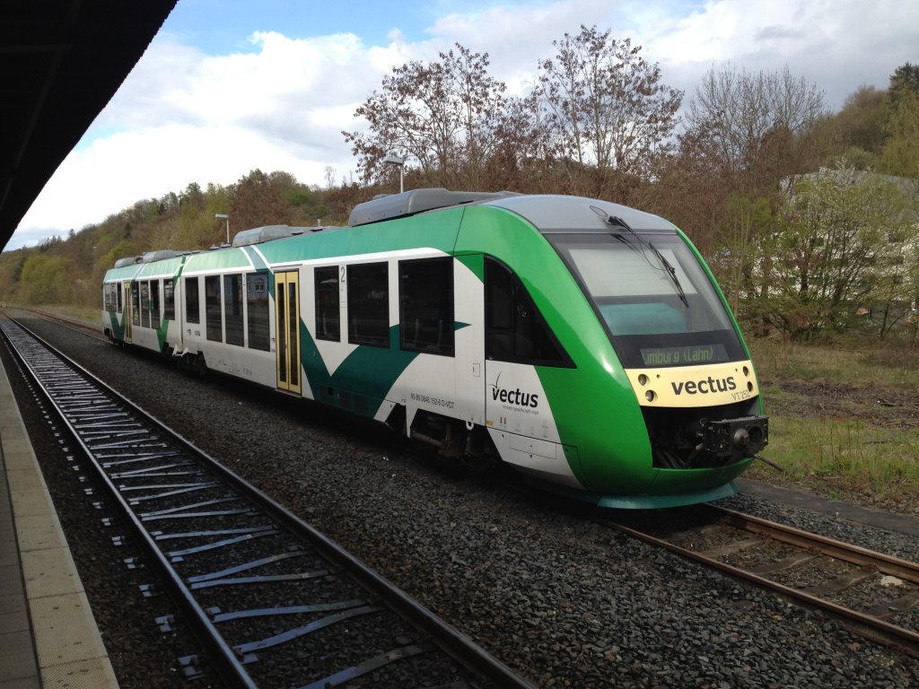 Dieser Lint 41 der Vectus steht am 22.4 in Weilburg abgestellt. Dieser Zug fhrt auf der Lahntalbahn im Auftrag der HLB.