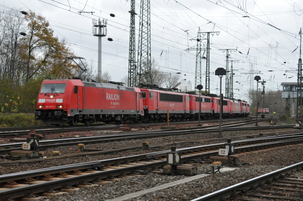 Dieser Lokzug bestehend aus 7 Loks (drei 140, zwei 155, eine 152, gezogen von der 185 275-5) durchfhrt Kln-Gremberg in nrdlicher Richtung. Aufgenommen am 12/11/2010.