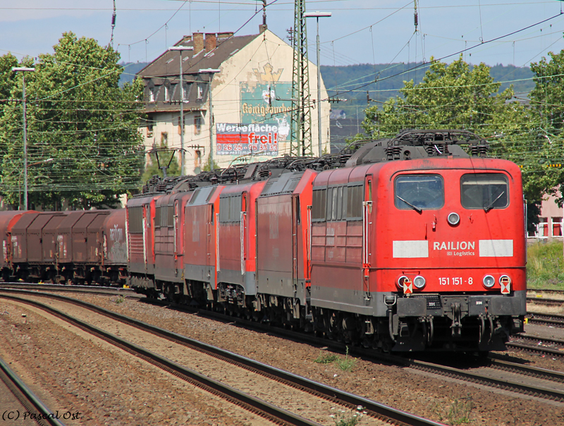 Dieser Lokzug mit allerhand interessanten Fahrzeugen durchfuhr am 4. August 2012 den Bahnhof Koblenz-Ltzel. Die Schlusslok 151 151-8 war mir einen Nachschuss wert.