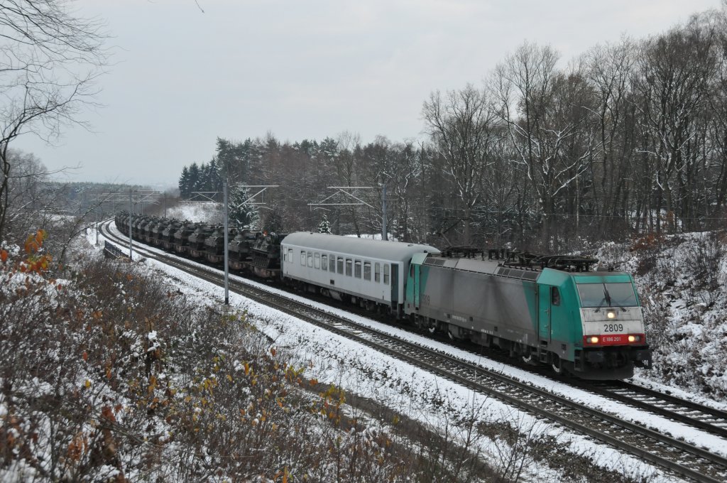 Dieser mit belgischen Panzern beladene Militrzug, gezogen von Cobra-Lok 2809 (186 201), fuhr mir am 28/11/2010 im Wald von Moresnet-Chapelle vor die Linse, auf dem Weg nach Aachen-West.