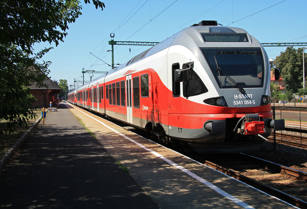 Dieser moderne Triebzug der Fa.Stadler aus der Schweiz verkehrt t�glich als  Bummelzug  von Si�fok nach Budapest-D�li. Mit Halt auf allen Unterwegsbahnh�fen ben�tigt er f�r die 115km lange Strecke 2 Stunden und 32 Minuten, 01.08.2012. 
