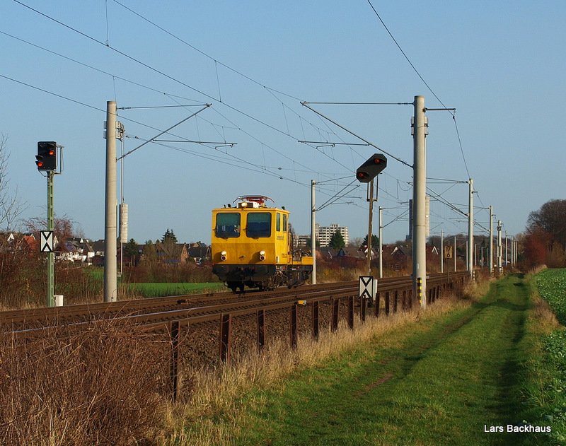 Dieser MTW 100 begnete mir am 20.11.09 kurz nach passieren des Reinfelder Bahnhofes in der herbstlichen Feldlandschaft auf dem Weg Richtung Hamburg.