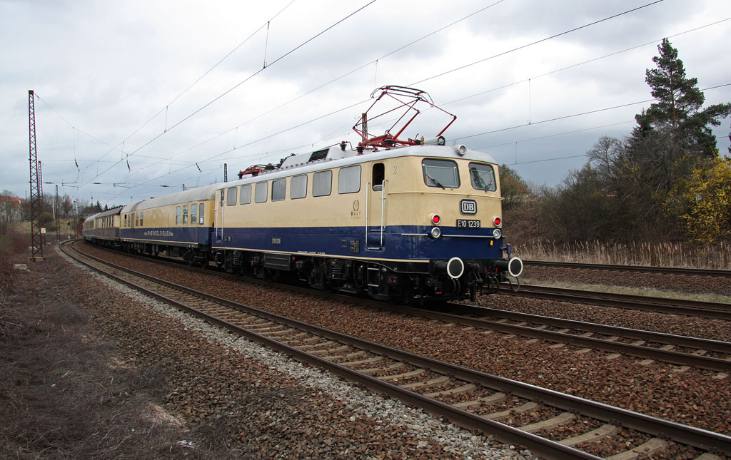 Dieser Nachschu zeigt E10 1239 als Schlulok des  Semper-Nostalgie-Express  am 29.03.2012 auf der Fahrt von Kln nach Dresden in Leipzig-Wiederitzsch.