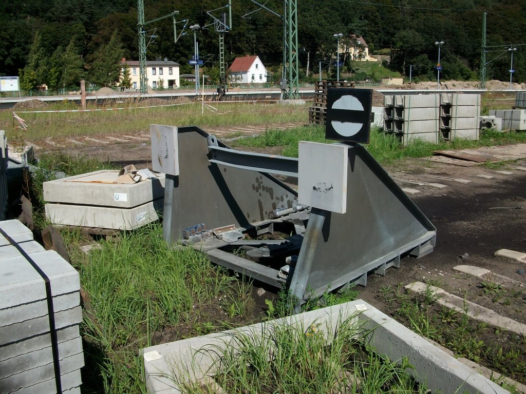 Dieser nicht mehr bentigte Prellbock lag am 31.August 2010 auf der Ladestrae von Lietzow.