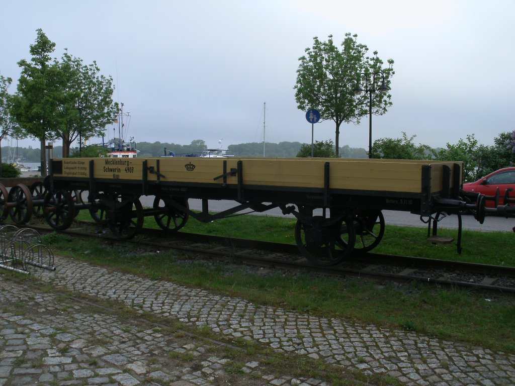 Dieser Niederbordwagen mit Speichenrder steht im Rostocker Stadthafen.Aufgenommen am 20.Mai 2013.