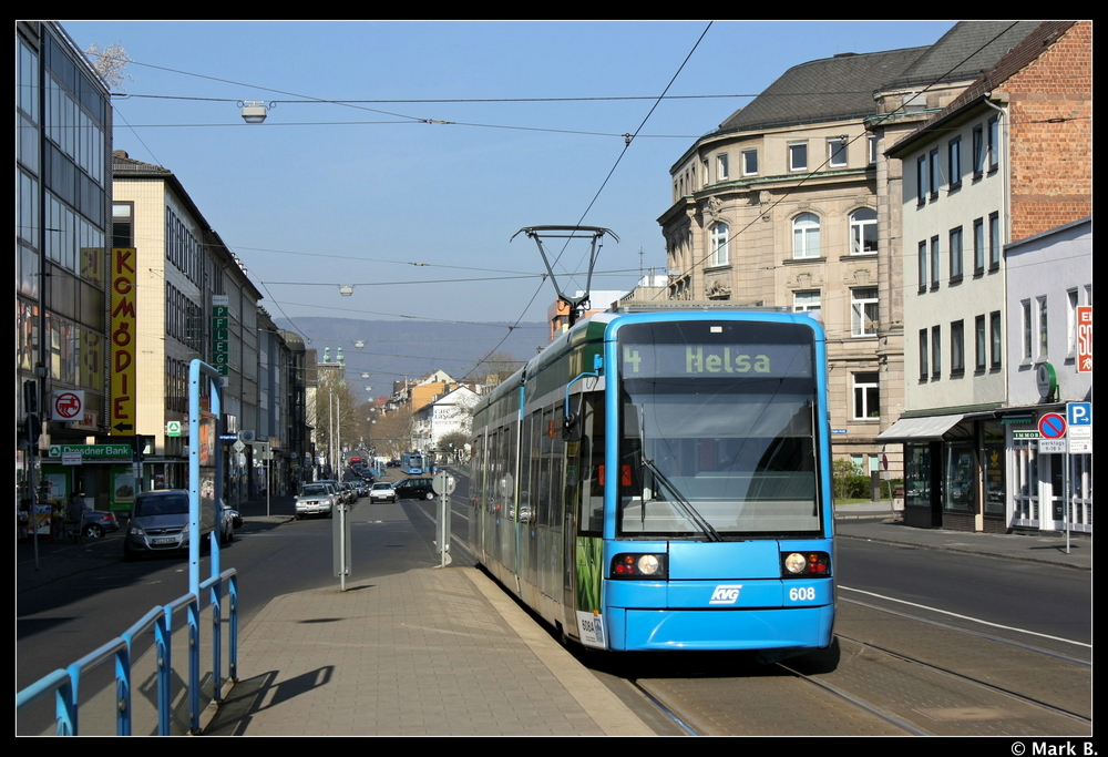 Dieser Niederflurwagen neuerer Generation fhrt in die Halstestelle Karthuser Strae ein. Aufgenommen am 24.04.10
