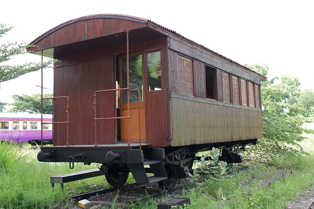 Dieser Normalspurwagen steht ohne Nummer und Fabriksschild als Denkmal im Depot Nakhon Ratchasima. Die Zug- und Stosseinrichtung ist eindeutig nicht original. Bild vom 13.Juni 2011.

