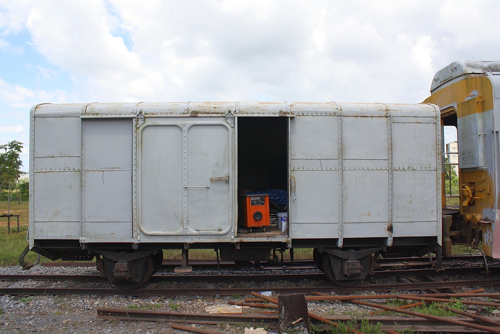 Dieser nummernlose ต.ญ. (=C.G./Covered Goods Wagon) dient dem Aufarbeitungsteam als Werkstätte und Lagerort. Bf. Kantang am 25.Oktober 2010.