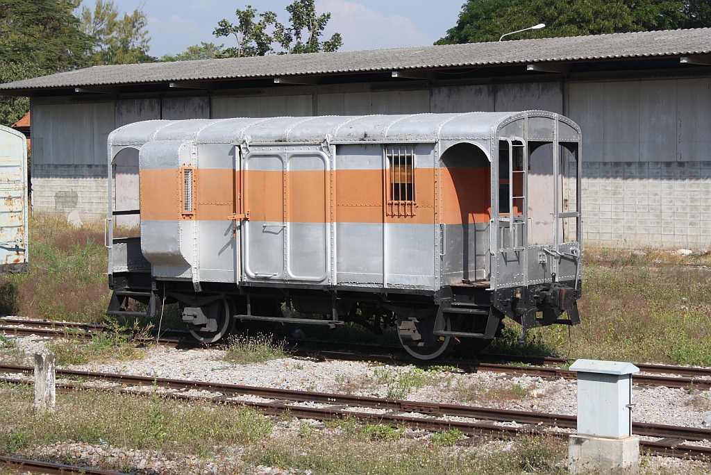 Dieser nummernlose Güterwagen dürfte offensichtlich aus einem C.G. entstanden sein und für bahninterne Dienste verwendet werden, aufgenommen am 06.Jänner 2011 in der Lokstelle Chiang Mai.