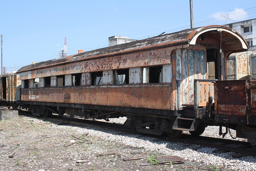 Dieser nummernloser Teak-Kasten BNF. (Cravens Railway Carriage & Wagon Company/Sheffield, Bauj.1922) ist im Depot Uttaradit hinterstellt und harrt der Dinge. Bild vom 26.Oktober 2011.

