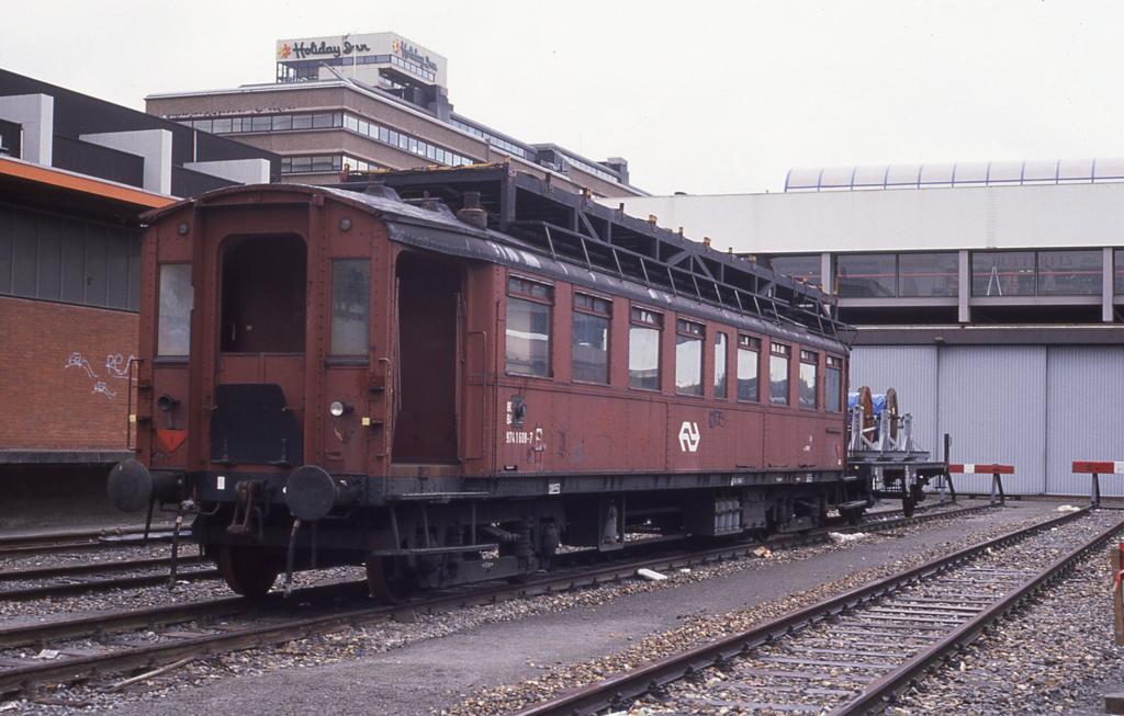 Dieser Oberleitungs Reparatur Wagen, der hier am 28.9.1989 in
Utrecht steht, war einst ein alter niederlndischer Triebwagen.