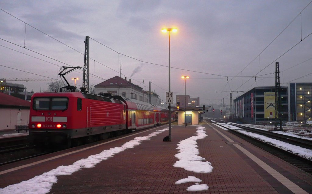 Dieser RE der Neckar-Alb-Bahn aus Stuttgart kommend, stand am spten Nachmittag des 21.01.10 mit der 143 655-9 zur Weiterfahrt nach Tbingen bereit. Hier in Reutlingen, hat er sein letzter planmiger Halt eingelegt.