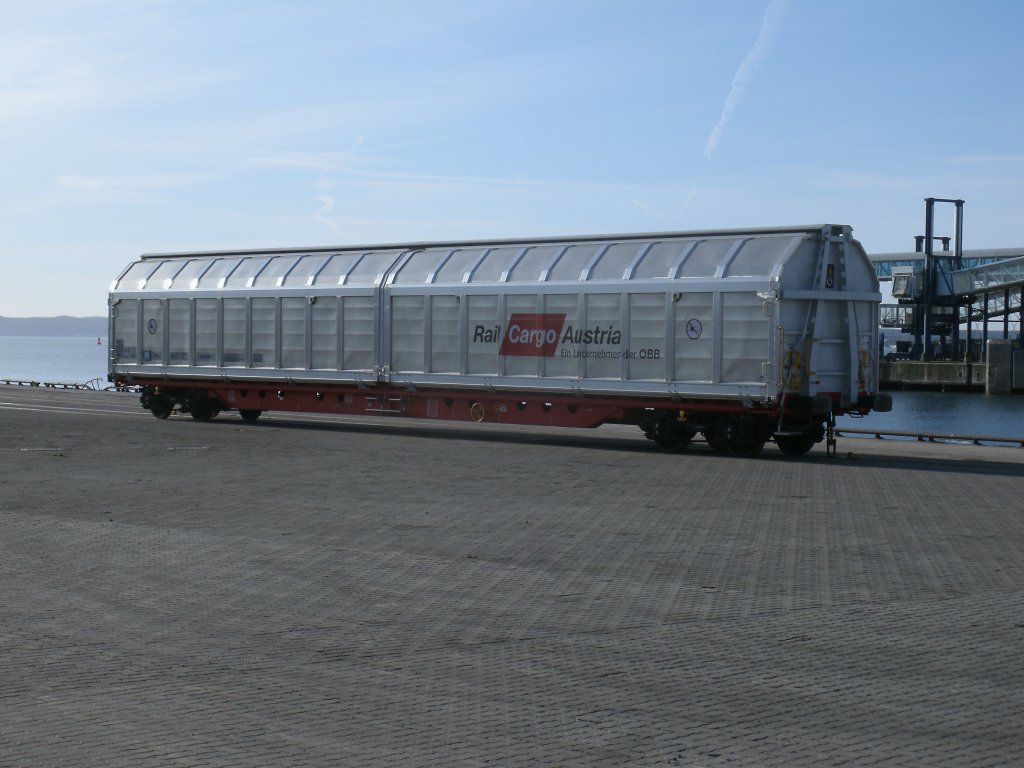 Dieser Schiebewandwagen Habbiins 31 81 2743 375-9 stand am 03.Mrz 2012 im Hafen von Mukran und lie sich durch den Zaun ausfotografieren.