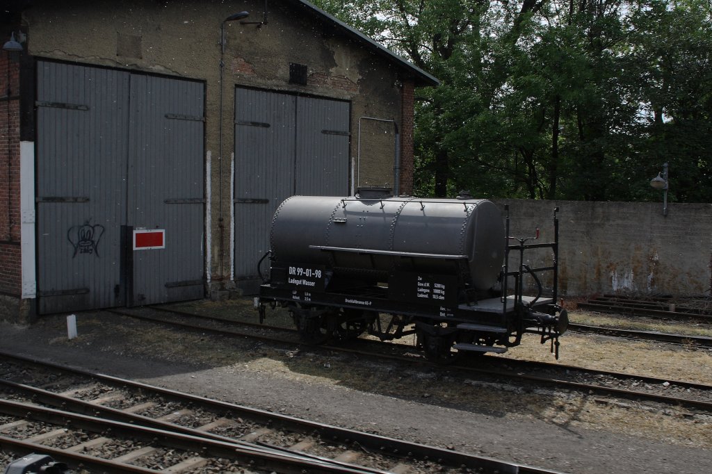Dieser Schmalspurkesselwagen stand am 09.06.2010 in Wernigerode Westerntor. (fotografiert aus dem fehrenden Zug)