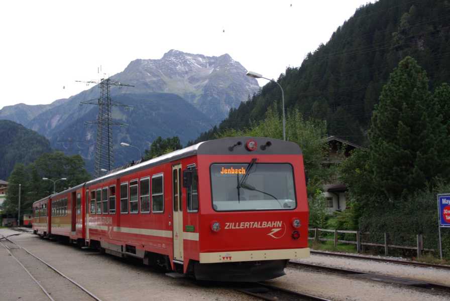 Dieser Schmalspurtriebwagen der Zillertalbahn steht in Mayrhofen vor der Abfahrt  am 08.09.2010