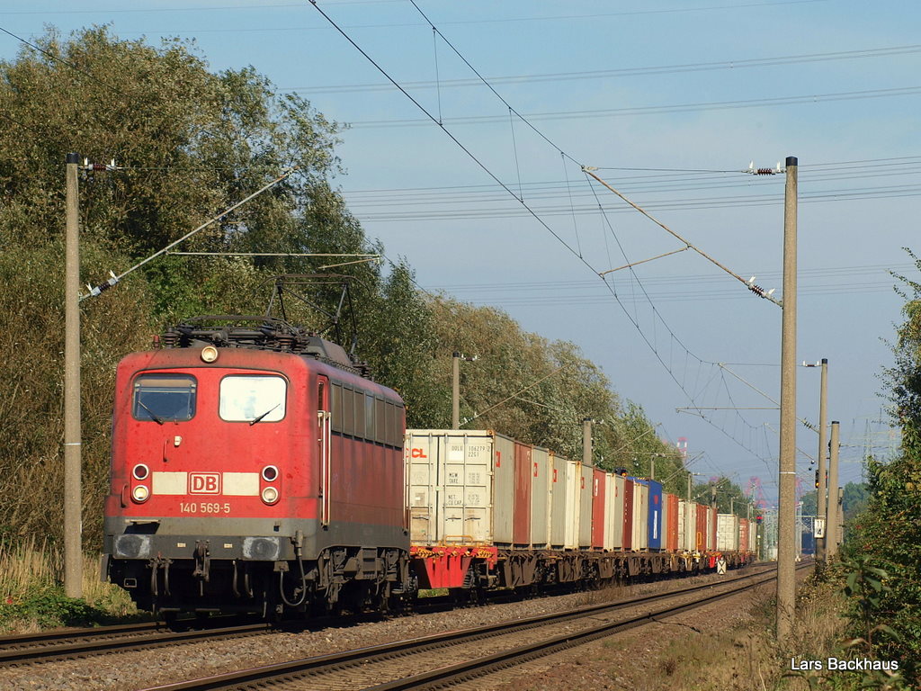 Dieser Schraubeneimer in Form von 140 569-5 zieht am 10.10.10 einen langen Containerzug durch Hamburg-Moorburg Richtung Sden.