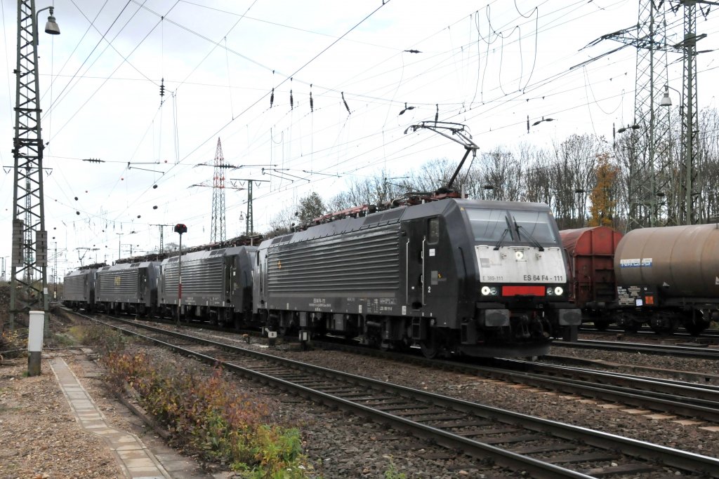 Dieser Siemens-Lokzug (189 111 + 189 108 + 189 935 PCT + 189 104) kam von der K�lner S�dbr�cke und fuhr in Gremberg ein. Aufgenommen am 12/11/2010.