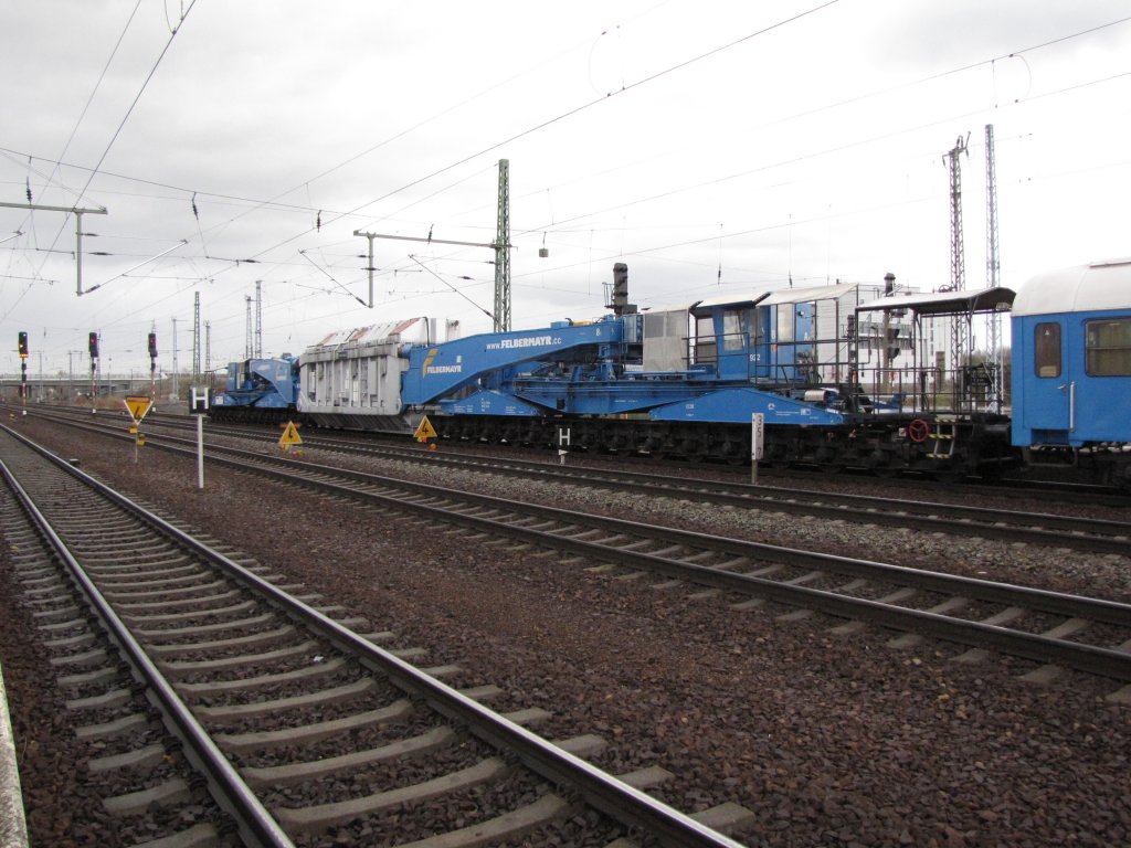 Dieser Spezieltieflader vom Typ Uaai beladen mit einem Trafo stand am 24.11.2009 in Berlin Schnefeld unbespannt und wartet auf seine Weiterfahrt.