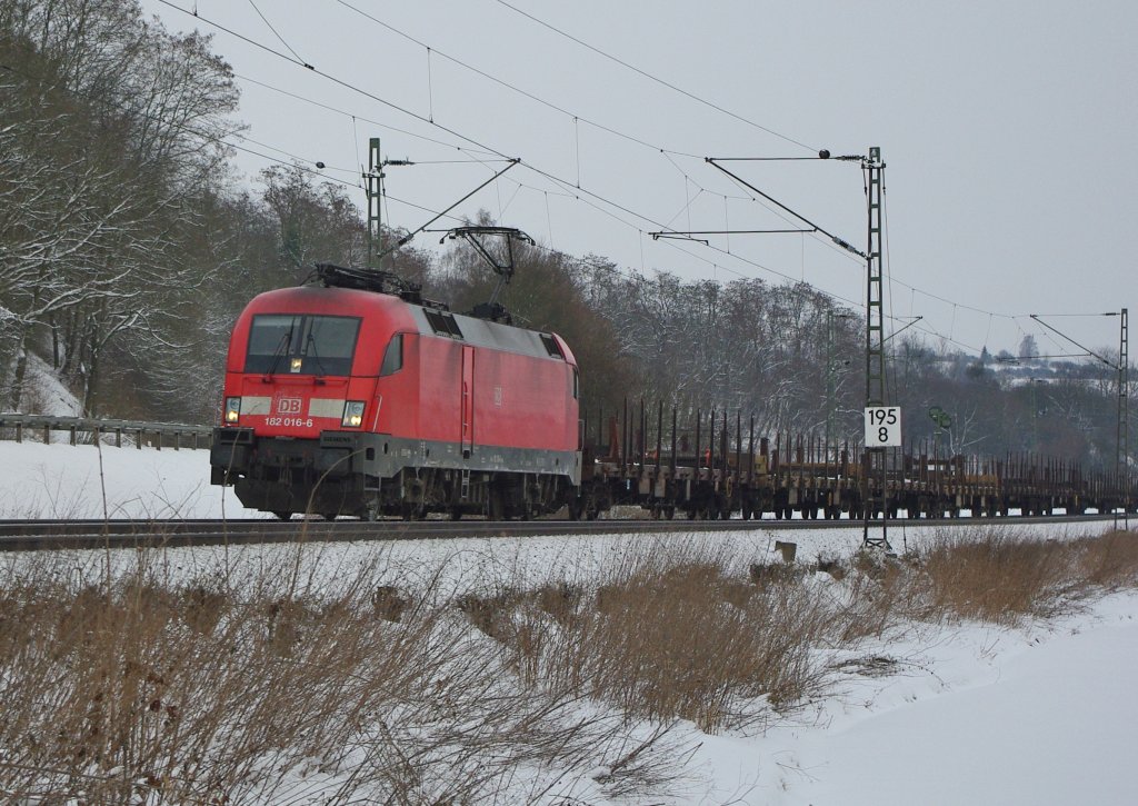 Dieser Tage ist das schon mal wieder was besonderes: Ein DB-Stier vor einem Gterzug. 182 016-6 mit Gz in Fahrtrichtung Sden bei Eschwege West. Aufgenommen am 02.02.2010.