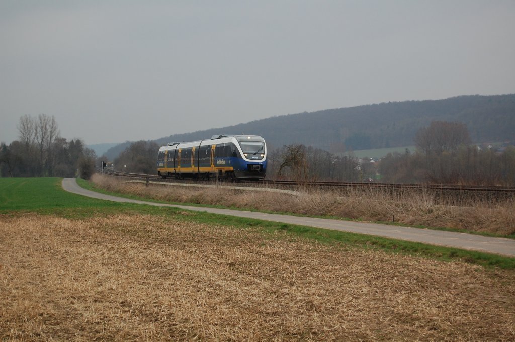 Dieser Talent in Form des VT 705 der NWB fuhr am 08.04.2010 als RB 84 nach Paderborn Hbf durch die Feldmark zwischen Istrup und Herste.