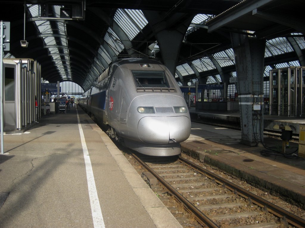 Dieser TGV POS machte am 14.08.2011 Station in Karlsruhe Hbf auf Gleis 6. Er fhrt als TGV 9572 von Stuttgart Hbf ber Karlsruhe Hbf - Strasbourg nach Paris Est.