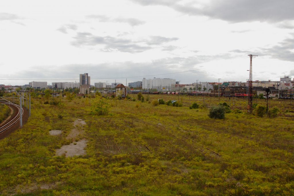 Dieser traurige Anblick, aufgenommen am 05.10.2011, ist alles, was vom Rangierbahnhof Halle/Saale, einem der einst gr��ten der ehemaligen Deutschen Reichsbahn �briggeblieben ist! Vorbei die Zeit,  wo man hier G�terz�ge, soweit das Auge reichte, sehen konnte, wo permanent neue Z�ge eintrafen und die fertiggestellten abfuhren, zwei Ablaufberge rund um die Uhr in Betrieb waren und mehrere Rangierloks st�ndig gesch�ftig hin und her  wieselten ! Habe als Kind diesem  Treiben  oft stundenlang zusehen k�nnen. Wenn man dann heutzutage die mit unz�hligen LKW`s verstopften Stra�en betrachtet, dann sehe ich hinter der heutigen Verkehrspolitik nur noch ein ganz gro�es Fragezeichen!!