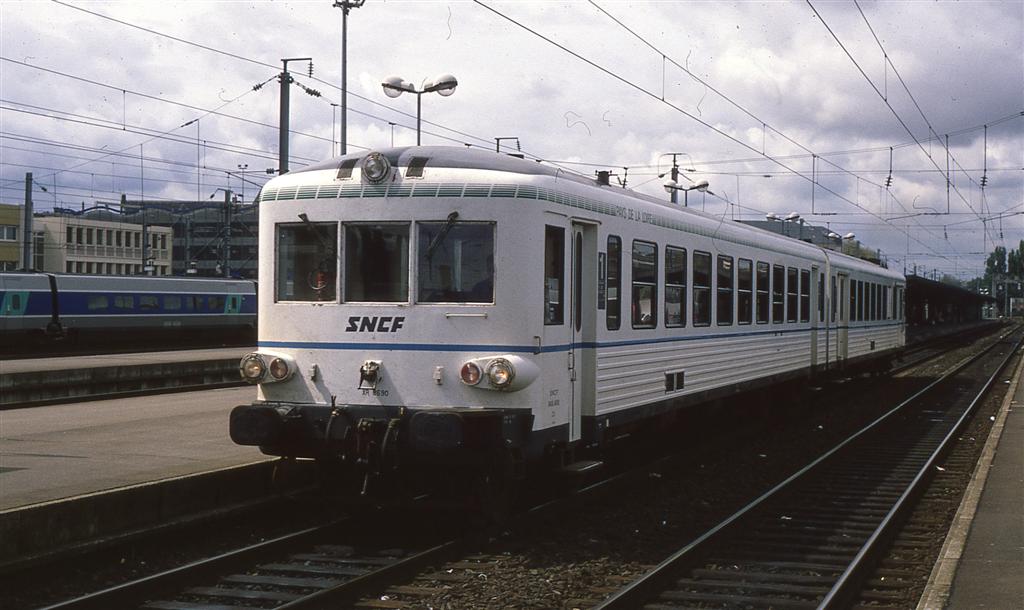 Dieser Triebwagen XA8690 fuhr im September 1990 in den Bahnhof von Nantes ein. Scan vom Dia. 