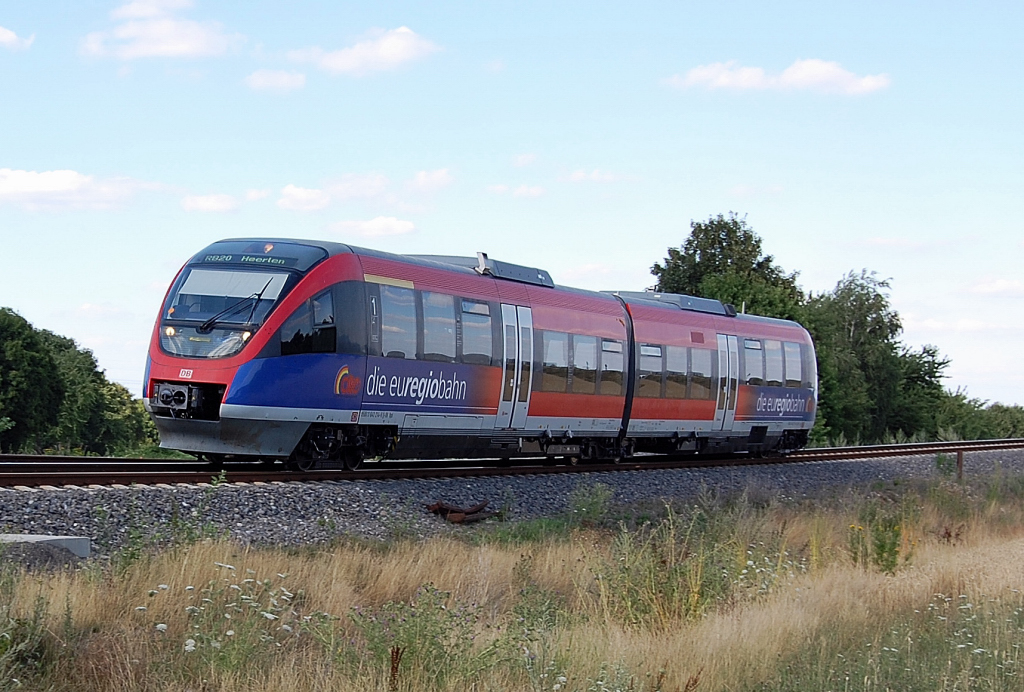Dieser Triebzug ist der 643 214-9 der Euregiobahn und ist als RB 20 auf dem Weg nach Heerlen/NL, eer ist hier kurz vor dem Bahnhof Weisweiler. So gleich wird er eine Weiche berqueren und damit die Neubaustrecke Weisweiler/Langerwehe verlassen und wieder auf der Trasse der Unterenbahn fahren. 24. Juli 2010