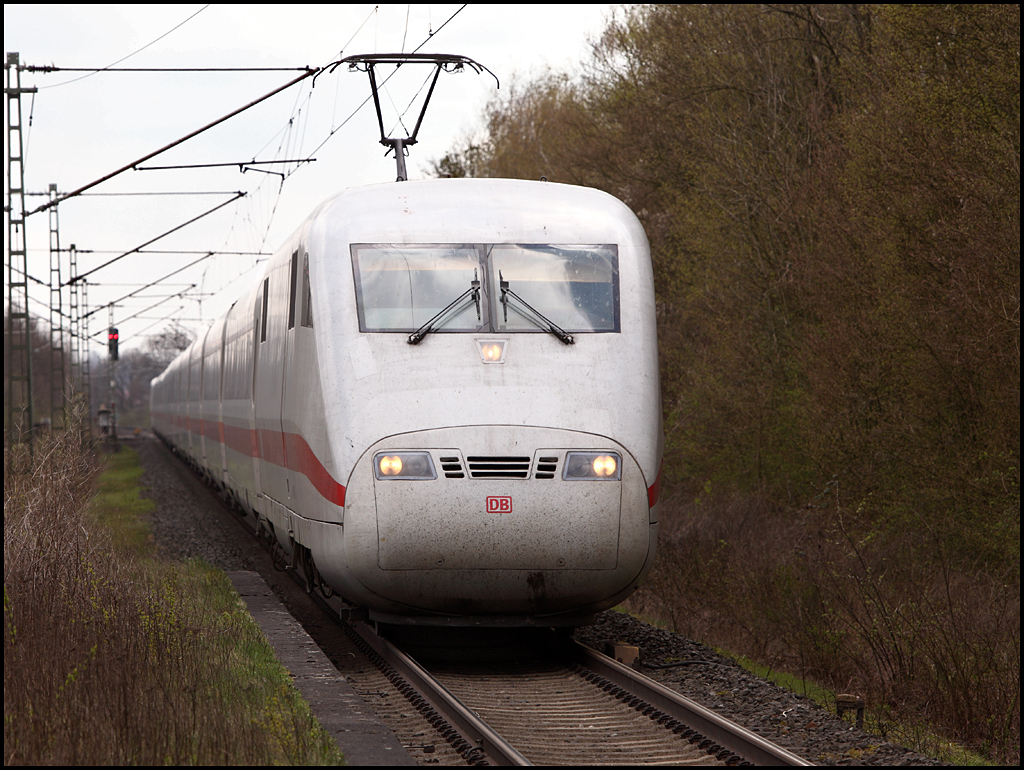 Dieser unbekannte 401er durchf�hrt als ICE 1126 nach Kiel den Bahnhof von Ascheberg(Westf) in Richtung Norden. (10.04.2010)