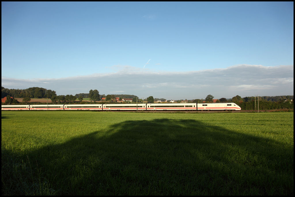Dieser unbekannte 401er hat eine lange Reise hinter sich, um 23:26 Uhr hat er die Reise als ICE 608, Basel SBB - Kiel Hbf, begonnen und wird erst um 11:21 Uhr Kiel erreichen. (19.09.2010 bei Osnabrck)