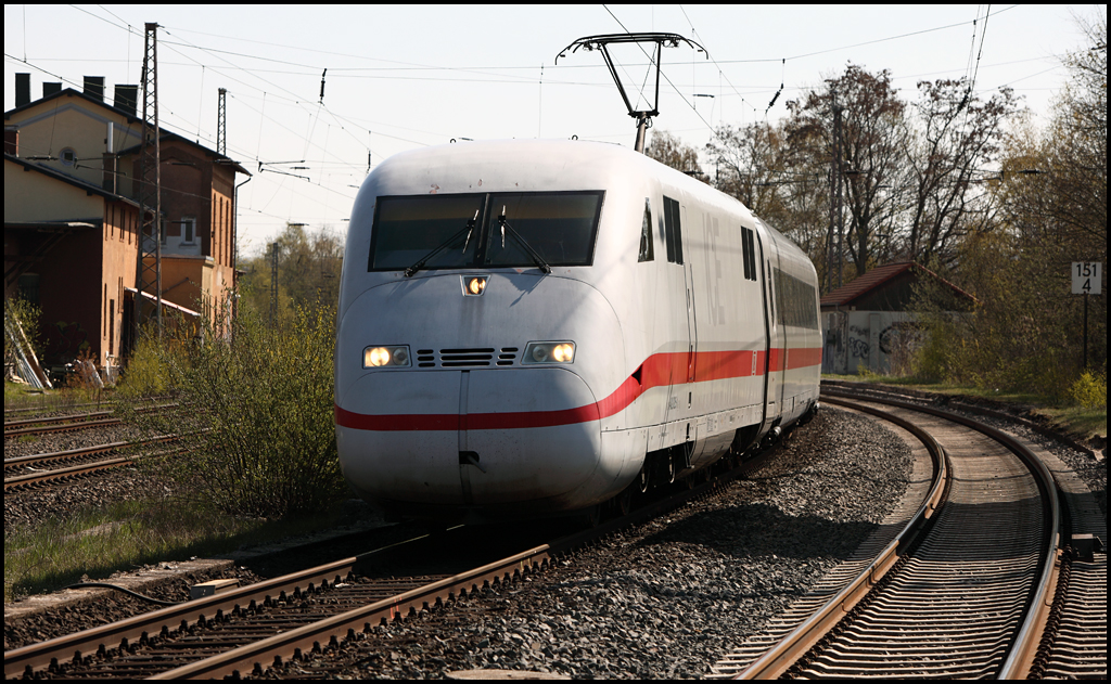 Dieser unbekannte 402er ist als ICE von Berlin-Ostbahnhof nach Kln unterwegs und wird in krze Hagen Hbf erreichen. (17.04.2010)