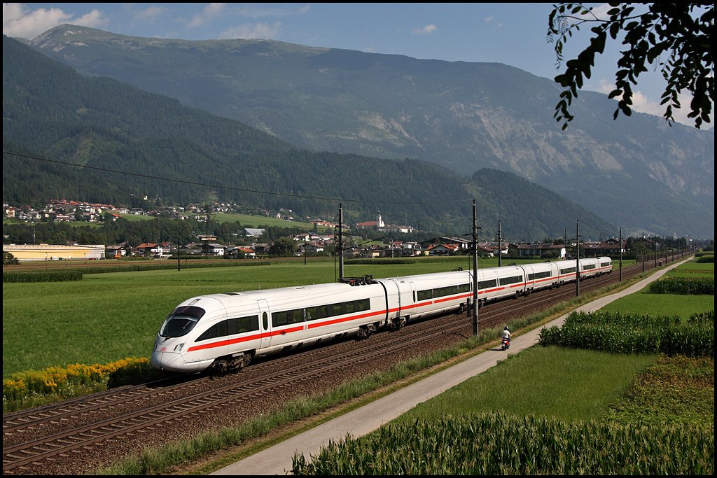 Dieser unbekannte 411er ist als ICE 560  ST.ANTON AM ARLBERG  von Wien West nach Bregenz unterwegs. Hier im Inntal bei Schwaz. (07.08.2009)