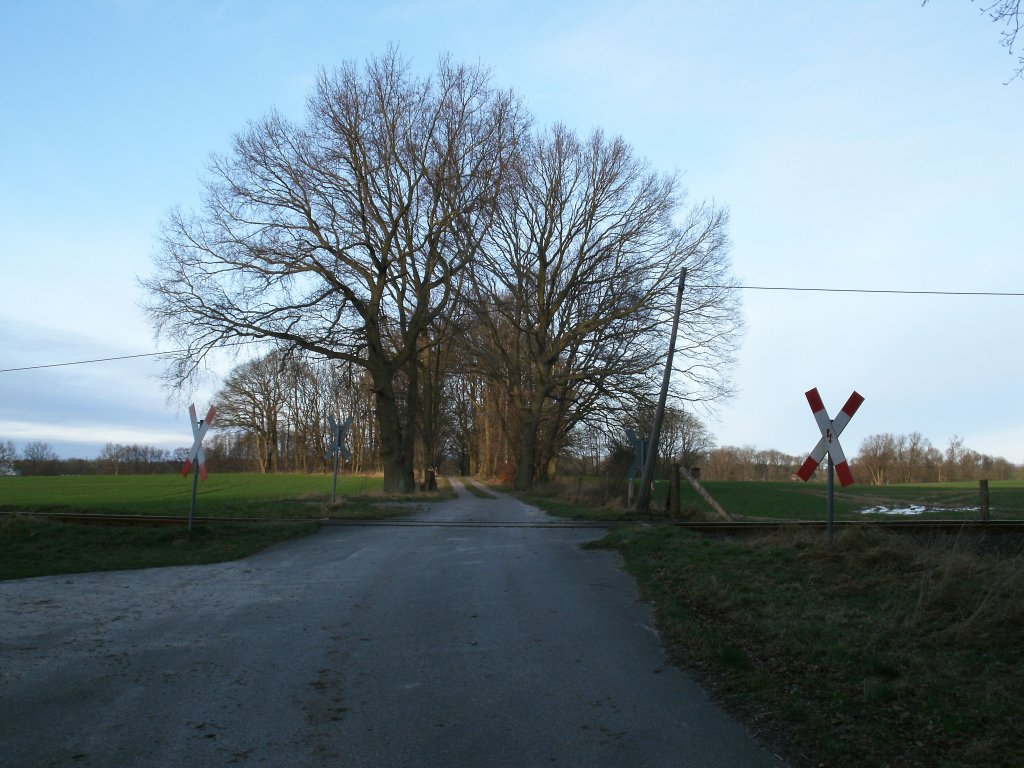 Dieser unbeschrankter Bahn�bergang befindet sich,auf der Nebenstrecke Bergen/R�gen-Lauterbach Mole,zwischen Bergen/R�gen und Putbus.Aufnahme vom 15.Januar 2012.Aber Halt hier gibt auf dem Bild einen Fehler aber welchen ?