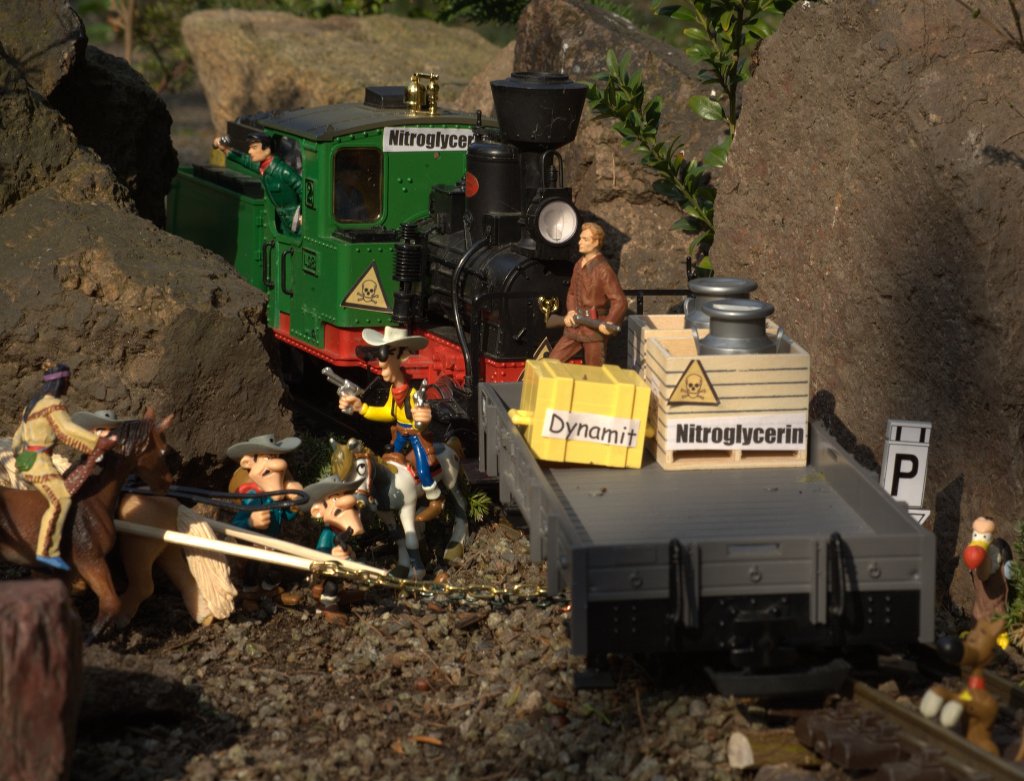 Dieser unbersichtliche Einschnitt ldt Eisenbahnruber ein, einen Zug zum 
Entgleisen zu bringen, durch das Ausschwenken der Schienen.
Das Nitroglyzerin wird gebraucht, um ein brennendes Erdlbohrloch zu sprengen.
Unsere Helden Lucky Luke, Winnetou und Old Shatterhand knnen die Dalton-Brder 
dingfest machen...... Ein kleiner Beitrag zum Karl May jahr 2012 am 13.04.2012 gegen 17:00 Uhr aufgenommen.