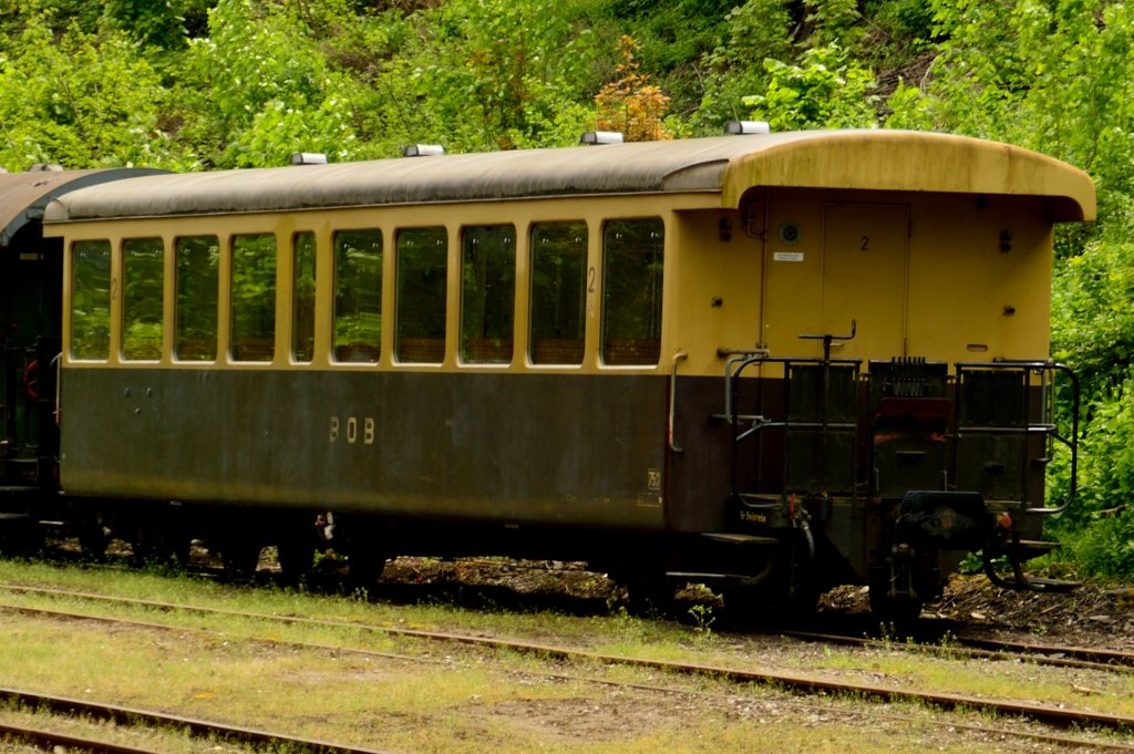 Dieser vierachsige BOB-Wagen steht in Brohl(Frher Berner-Oberland-Bahn/ Brohl-Oberland-Bahn ;-D)fr Fahrten in die Eifelhhen. 9.5.2013