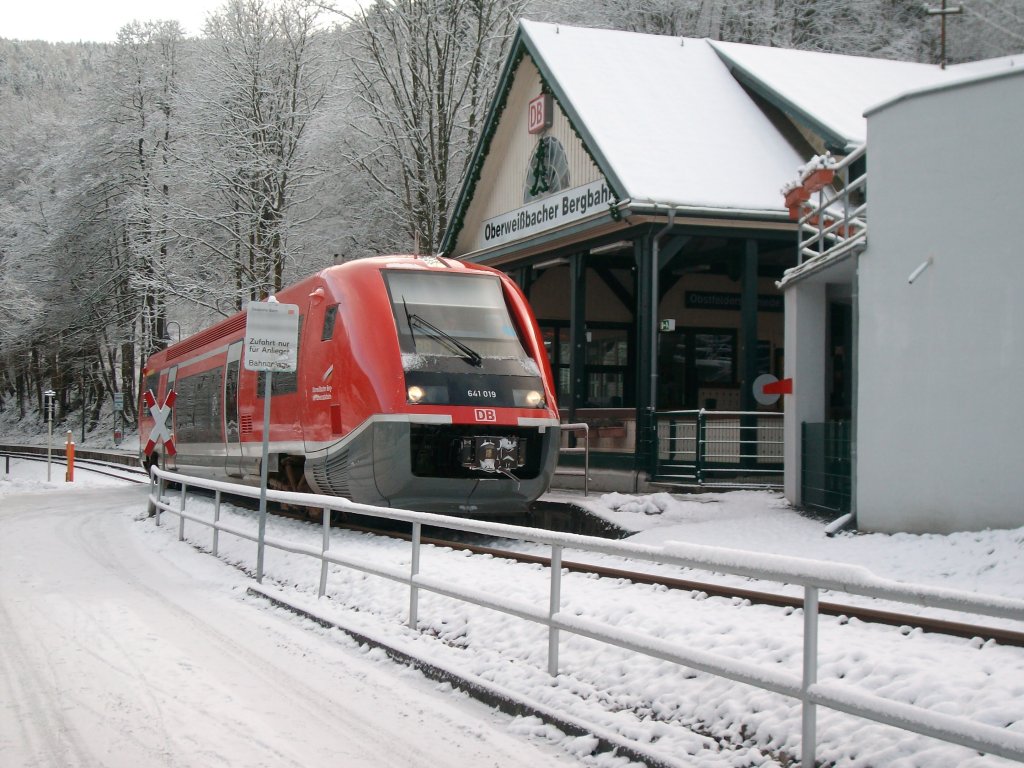 Dieser VT 641 der Oberweibacher Berg- und Schwarzatalbahn,pendelt zwischen Rottenbach und Katzhtte.Hier in Obstfelderschmiede,umsteigepunkt zur Bergbahn.Aufgenommen am 27.11.2010