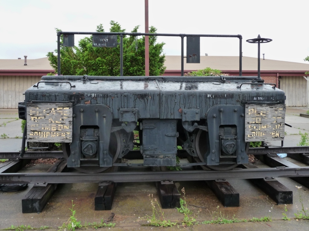 Dieser Waagen-Prfgewichts-Wagen steht vor dem Railroaders Memorial Museum in Altoona, PA (5.6.09). Er diente zum Eichen der Waagen, mit dem die Bahngesellschaften das Gewicht der Wagen ihrer Kunden maen, was dann in Rechnung gestellt wurde. Dieser 1906 in Altoona hergestellte Wagen wiegt genau 30.000 US-Pfund (15 US-Tonnen). Das Gewicht der Wagen wurde wiederum an einer Eich-Waage durch Hinzu- oder Wegnehmen von Gewichten eingestellt. Die Eich-Waage von Conrail befindet sich in der Juanita-Werkstatt in Altoona. Typische Eichwagen haben inzwischen ein Gewicht von 80.000 Pfund.