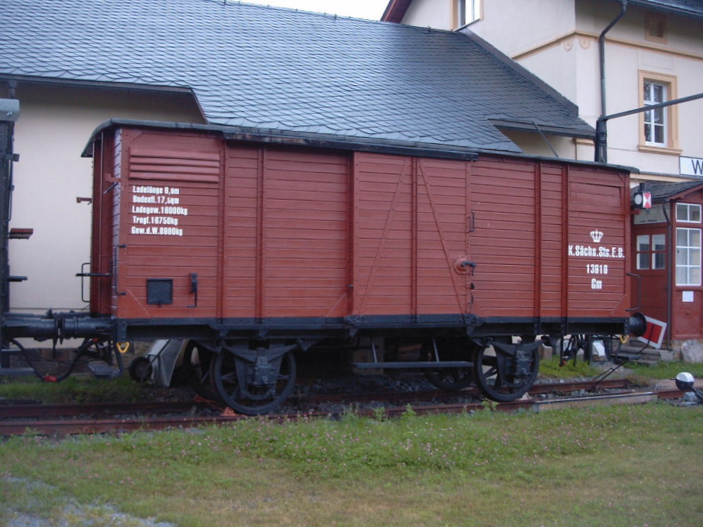 Dieser Wagen mit Wagen Nr.Gm 13910 steht am Museumsbahnhof Walterdorf.Er tr�gt die Beschriftung der K�niglich S�chsischen Staats Eisenbahn (K.S�chs.Sts.E.B.).Der Wagen ist nicht deutschen Ursprungs.Vermutlich ein von den alliierten Streitkr�ften mitgebrachter Wagen.Aufnahme 27.07.2010