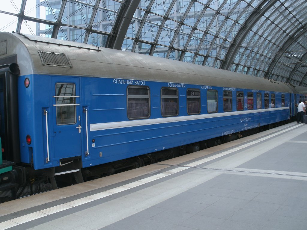 Dieser weirussische Schlafwagen WLABm war,am 12.Juni 2011,im D443 Berlin-Moskau,der Kurswagen Berlin Zoo-Minsk.Aufnahme im Berliner Hbf.