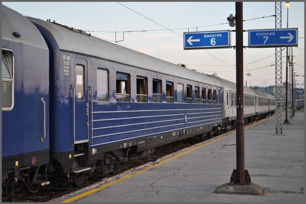 Dieser wundersch�ne Schlafwagen Baujahr 1943 war im Autoreisezug nach Bar eingereiht. JZ steht drauf, geh�rt er jetzt den Serben oder den Montenegrinern? Belgrad (03.07.2011)