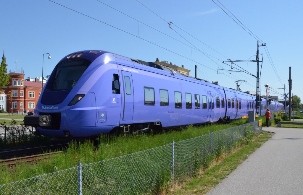 Dieser Zug von Sknetrafiken Johan ,,Jacob Dbelius und lakungen‘‘ im Verband, hat gerade den Bahnhof Ystad/Schweden Richtung Malm verlassen. Zugansicht von vorn. Am 24.05.2012 beobachtet