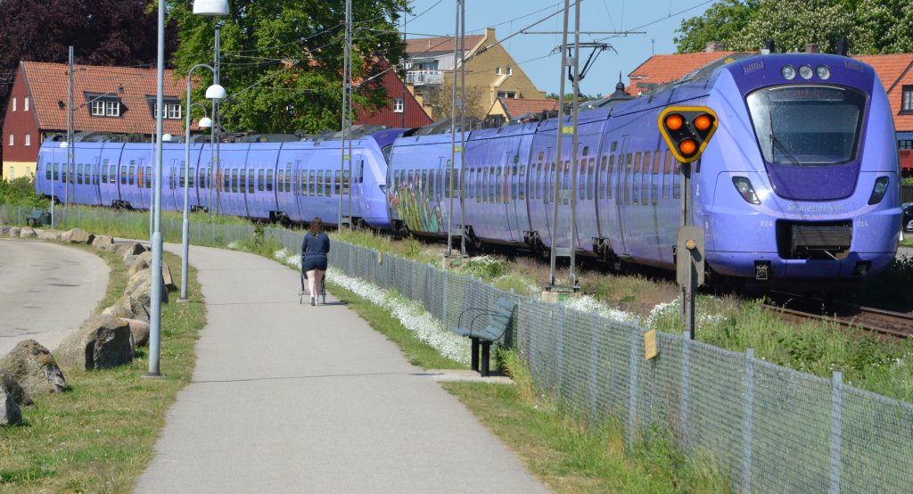 Dieser Zug von Sknetrafiken ,,Johan Jacob Dbelius und lakungen‘‘ im Verband, hat gerade den Bahnhof Ystad/Schweden Richtung Malm verlassen. Zugansicht von hinten. Am 24.05.2012 beobachtet.