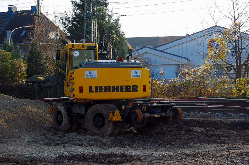 Dieser Zweiwegebagger von Liebherr ist zu Abbauarbeiten im Bahnhof Dlken eingesetzt. 20.11.2010